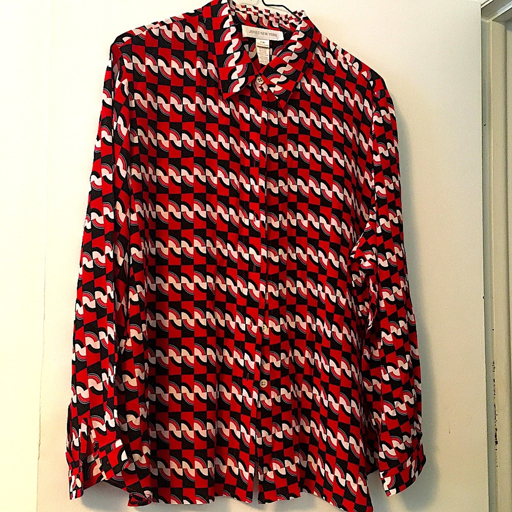 Retro motif style blouse.